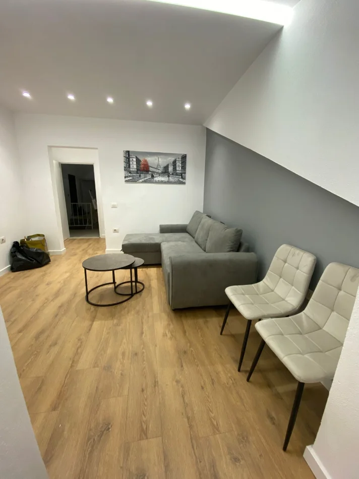 Tirane, jap me qera apartament 1+1 Kati 5, 600 € (Rruga Myslym Shyri)