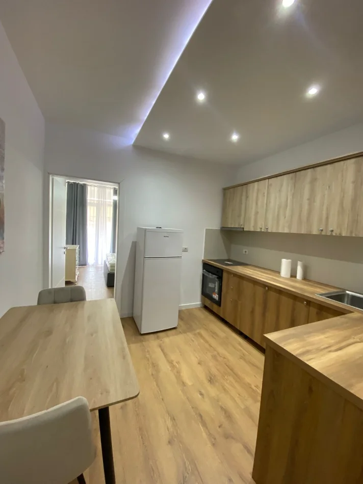 Tirane, jap me qera apartament 1+1 Kati 5, 600 € (Rruga Myslym Shyri)