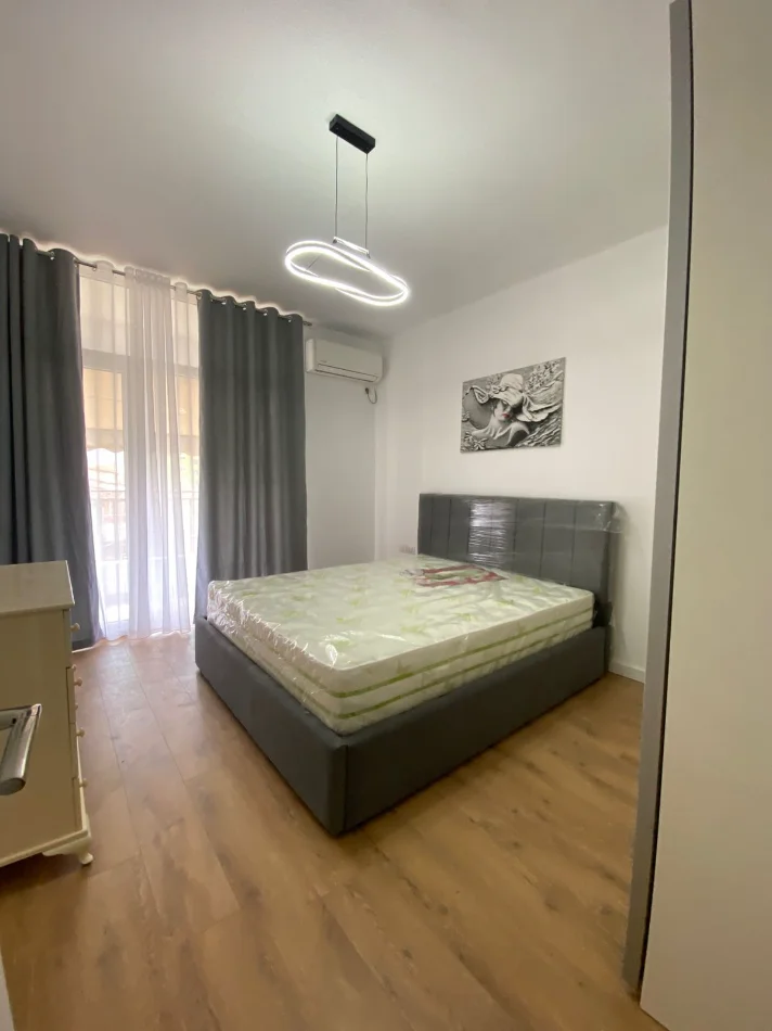 Tirane, jap me qera apartament 1+1 Kati 5, 600 € (Rruga Myslym Shyri)