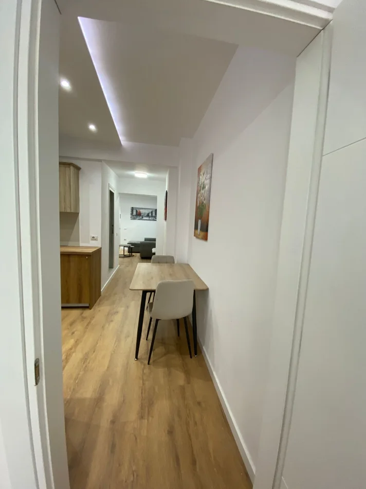 Tirane, jap me qera apartament 1+1 Kati 5, 600 € (Rruga Myslym Shyri)