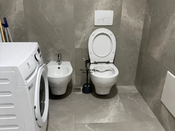 Tirane, jepet me qera apartament 2+1+Ballkon Kati 5, 108 m² 650 € (RRUGA E KAVAJES)