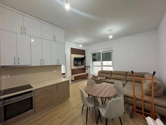 Tirane, jepet me qera apartament 1+1+Ballkon Kati 4, 60 m² 500 € (ALI DEMI)