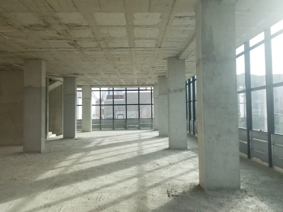 Durres, jepet me qera ambjent biznesi Kati 2, 324 m² 2.000 € (Rruga Aleksander Goga)