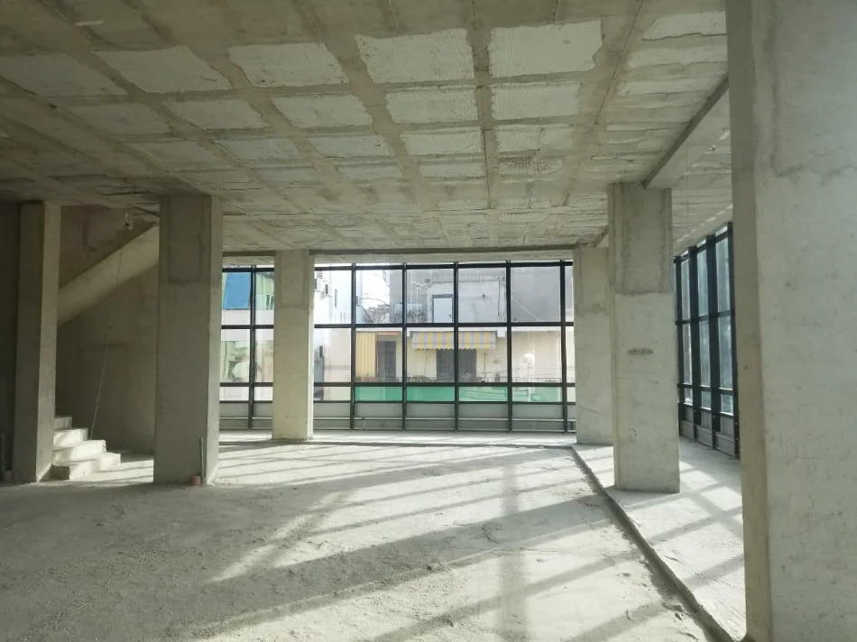 Durres, jepet me qera ambjent biznesi Kati 3, 324 m² 1.600 € (Rruga Aleksander Goga)