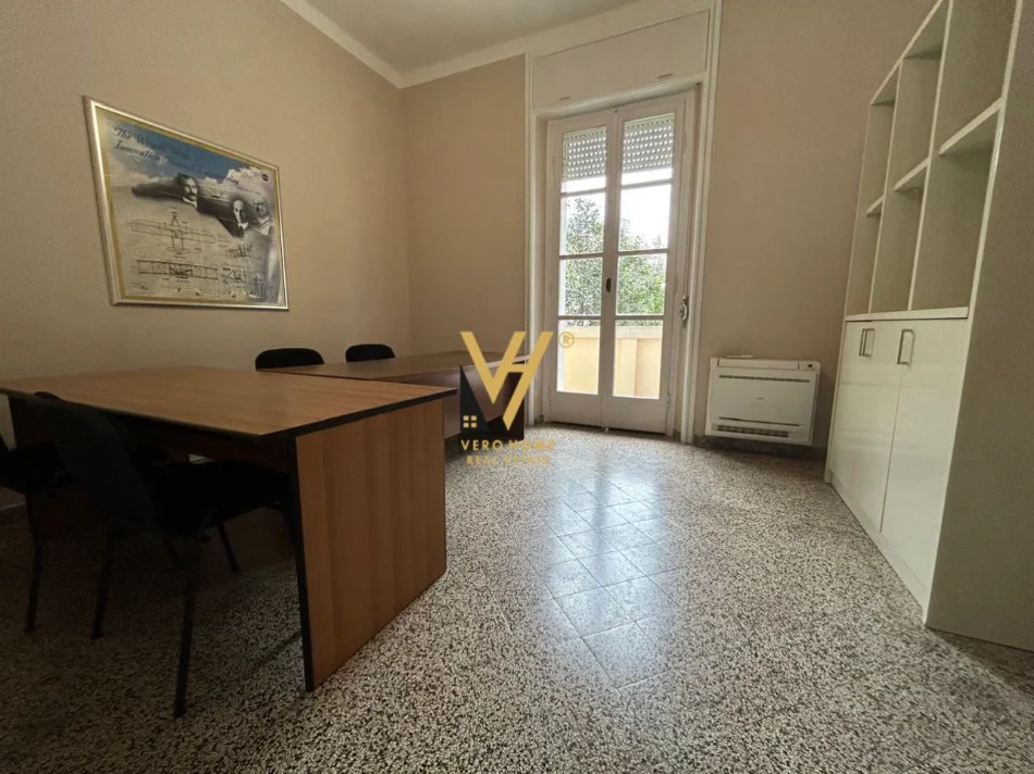 Tirane, jepet me qera zyre Kati 1, 16 m² 320 € (STADIUMI DINAMO)