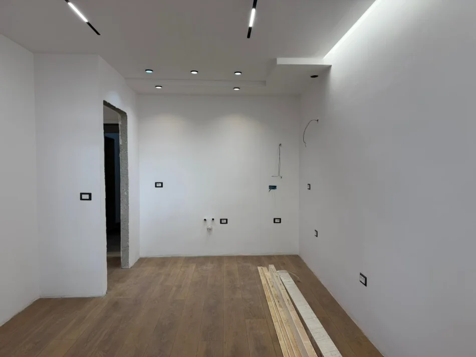 Shitet apartament 1+1 Kati 3, 55 m² 158.000 € (Prane Hotel Mondial, rruga Muhamet Gjollesha)