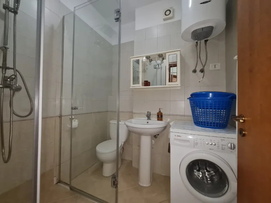 Tirane, jepet me qera apartament 1+1 Kati 5, 65 m² 650 € (Rruga Marko Boçari)