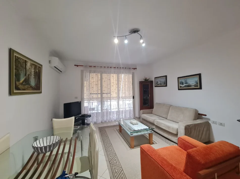Tirane, jepet me qera apartament 1+1 Kati 5, 65 m² 650 € (Rruga Marko Boçari)