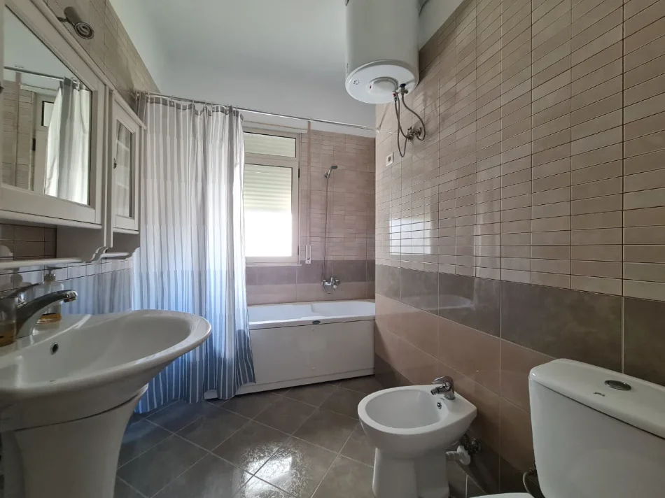 Jepet me qera apartament 2+1 Kati 3, 120 m² 700 € (Rruga Shyqyri Brari)