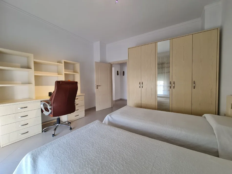 Jepet me qera apartament 2+1 Kati 3, 120 m² 700 € (Rruga Shyqyri Brari)
