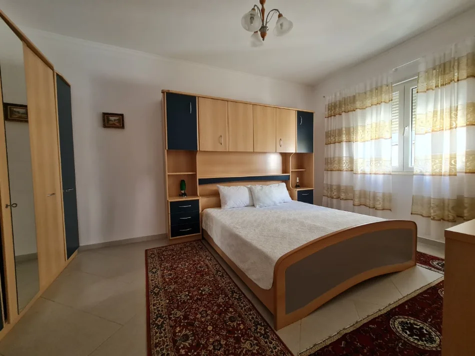 Jepet me qera apartament 2+1 Kati 3, 120 m² 700 € (Rruga Shyqyri Brari)