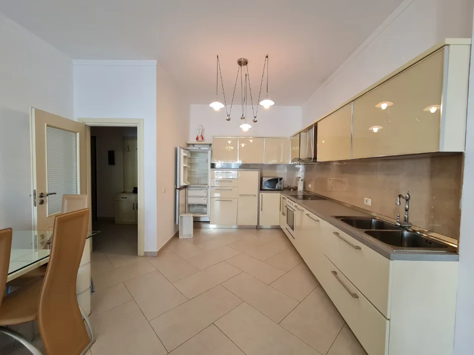 Jepet me qera apartament 2+1 Kati 3, 120 m² 700 € (Rruga Shyqyri Brari)