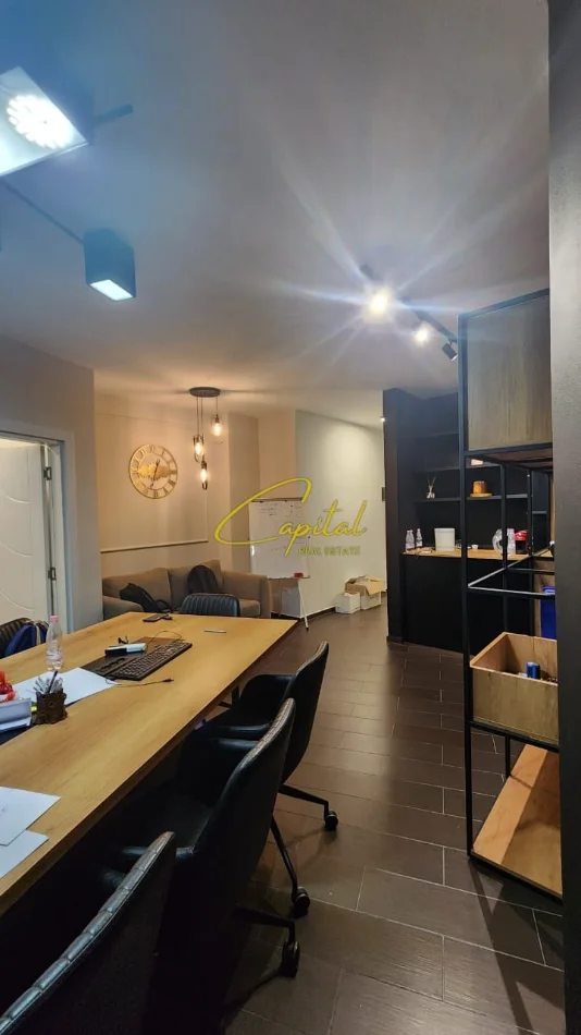Tirane, jepet me qera zyre Kati 1, 85 m² 850 € (RRUGA E KOSOVAREVE)
