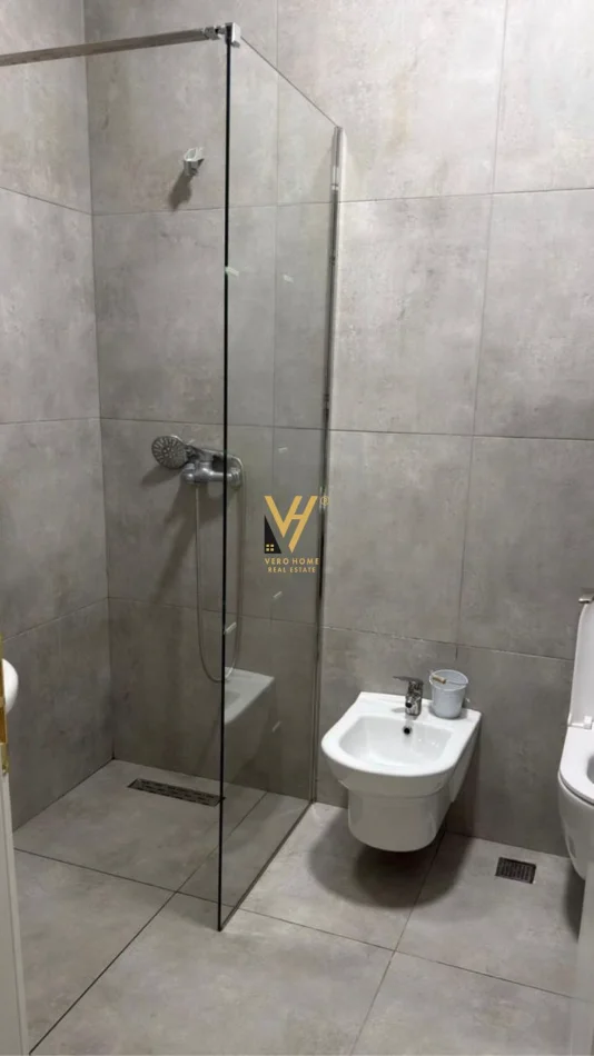 Tirane, jepet me qera apartament 2+1+Ballkon Kati 12, 78 m² 700 € (5 MAJI)