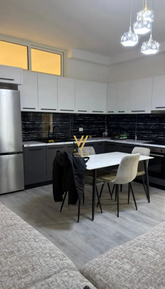 Tirane, jepet me qera apartament 2+1+Ballkon Kati 12, 78 m² 700 € (5 MAJI)