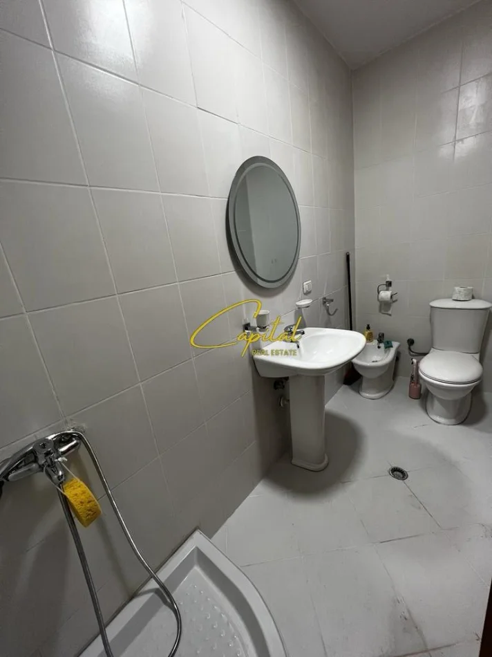 Tirane, jepet me qera apartament 2+1 Kati 7, 100 m² 700 € (ISH STACIONI TRENIT)