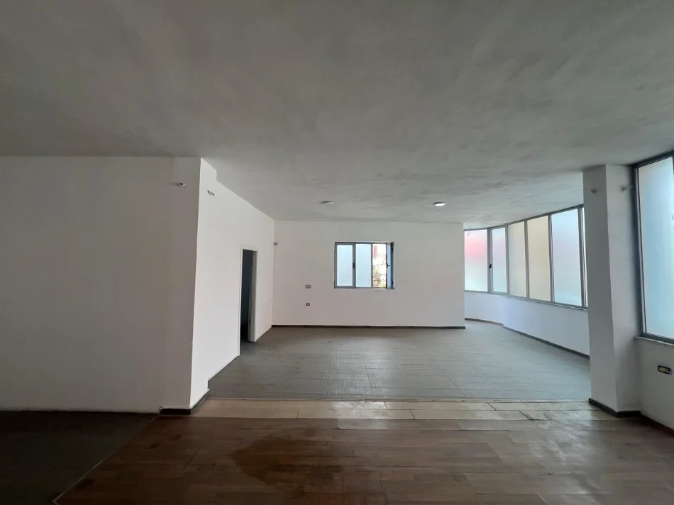 🏢 Jepet me Qera Ambient Biznesi ne Astir, 600 mije leke