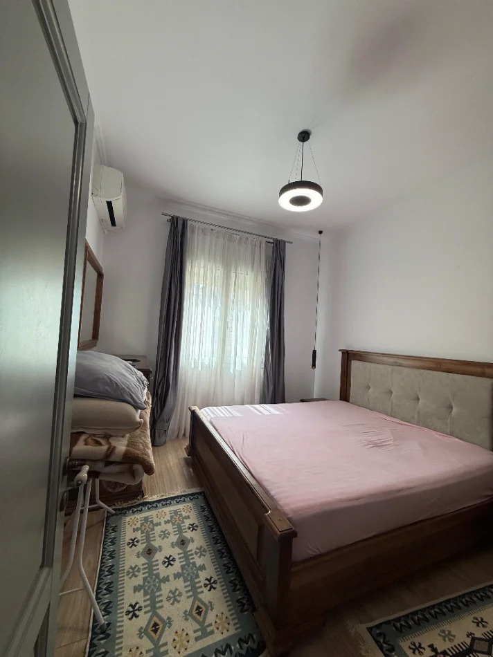 Tirane, jepet me qera apartament 2+1 Kati 3, 700 € (Rruga e Durresit)
