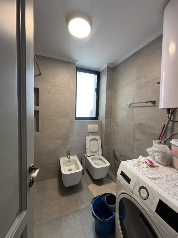 Tirane, jepet me qera apartament 2+1 Kati 3, 700 € (Rruga e Durresit)