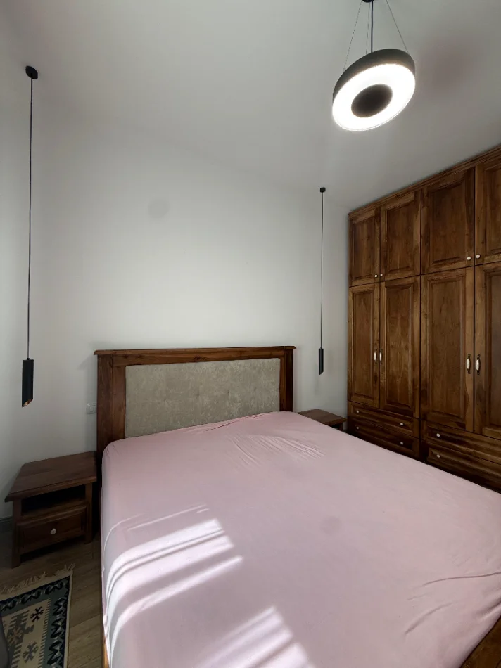 Tirane, jepet me qera apartament 2+1 Kati 3, 700 € (Rruga e Durresit)