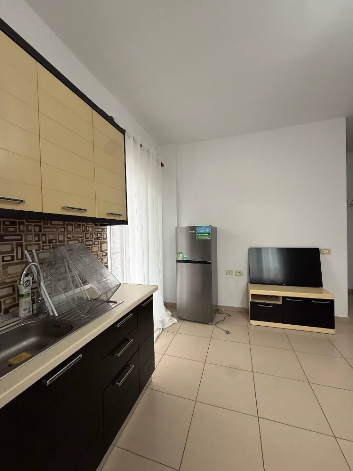 Tirane, jepet me qera apartament 1+1+Ballkon Kati 4,  45.000 Leke/Muaj (Rruga 5 Maji, prane Concord Center)