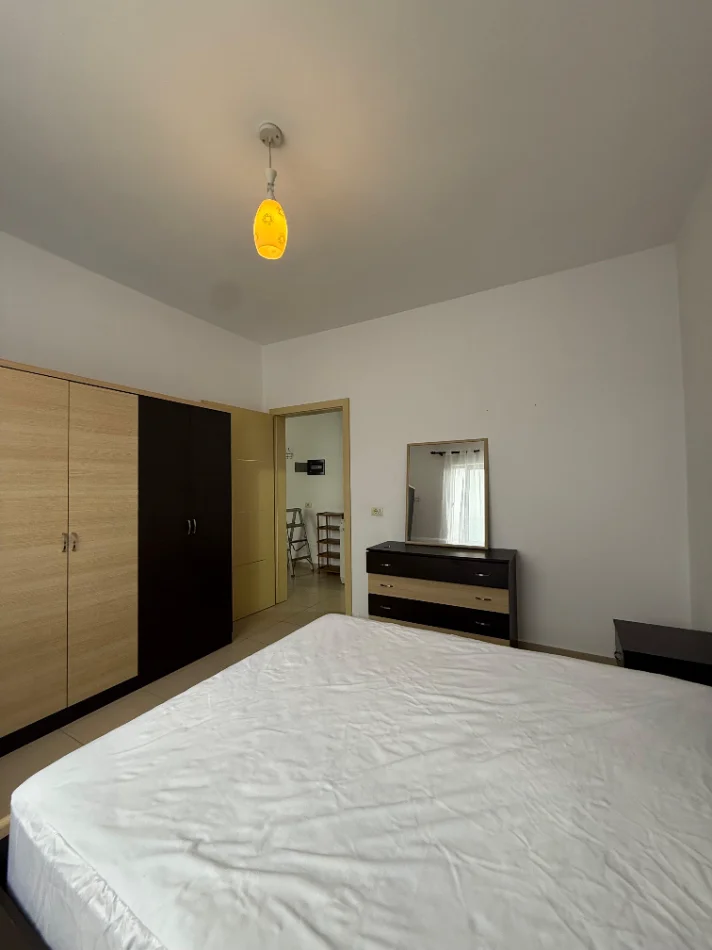 Tirane, jepet me qera apartament 1+1+Ballkon Kati 4,  45.000 Leke/Muaj (Rruga 5 Maji, prane Concord Center)