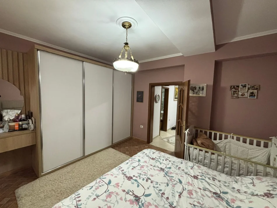 Tirane, shitet apartament 2+1+Ballkon Kati 5, 82 m² 122.000 € (Rruga 5 Maji, tek shkolla Tirana Jone, pallati eshte me sistem kapote, pa ashensor)