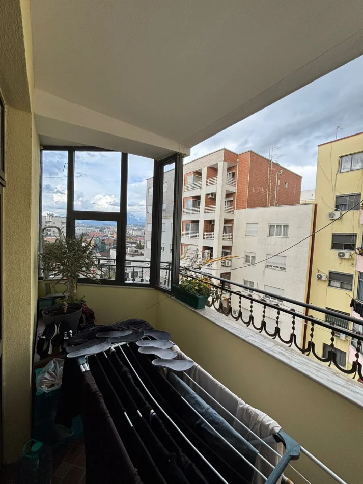 Tirane, shitet apartament 2+1+Ballkon Kati 5, 82 m² 122.000 € (Rruga 5 Maji, tek shkolla Tirana Jone, pallati eshte me sistem kapote, pa ashensor)