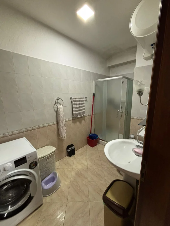 Tirane, shitet apartament 2+1+Ballkon Kati 5, 82 m² 122.000 € (Rruga 5 Maji, tek shkolla Tirana Jone, pallati eshte me sistem kapote, pa ashensor)