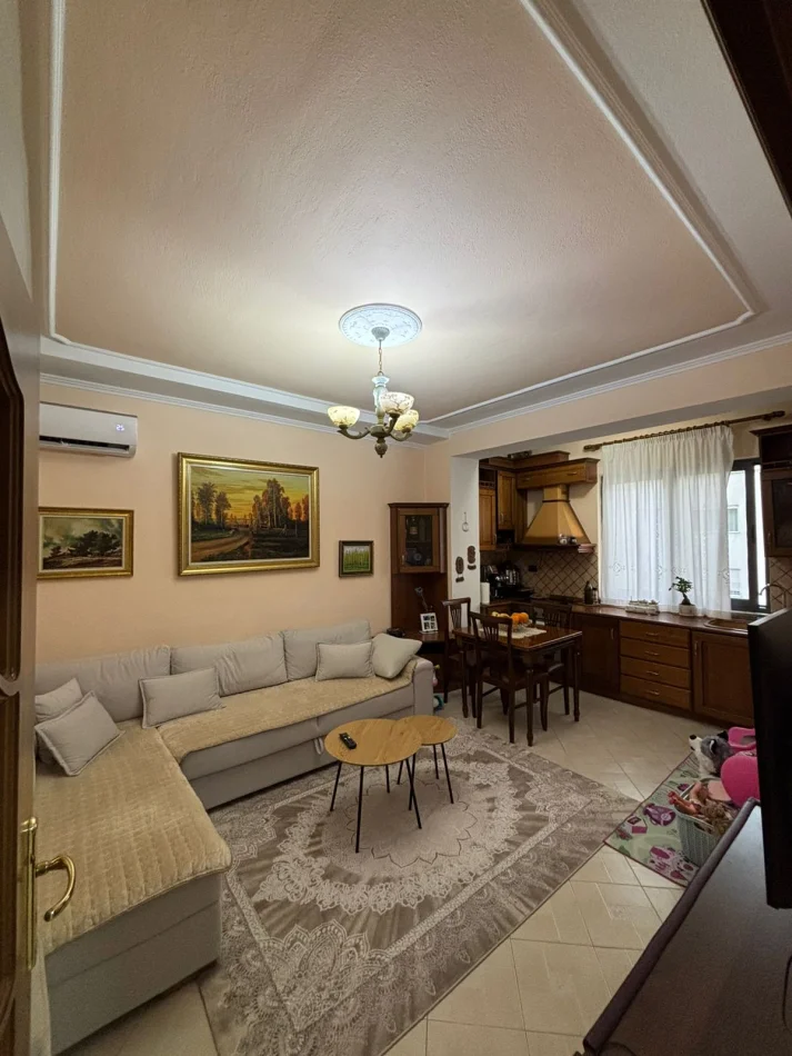 Tirane, shitet apartament 2+1+Ballkon Kati 5, 82 m² 122.000 € (Rruga 5 Maji, tek shkolla Tirana Jone, pallati eshte me sistem kapote, pa ashensor)