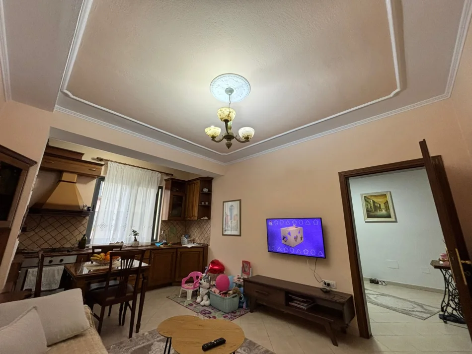 Tirane, shitet apartament 2+1+Ballkon Kati 5, 82 m² 122.000 € (Rruga 5 Maji, tek shkolla Tirana Jone, pallati eshte me sistem kapote, pa ashensor)