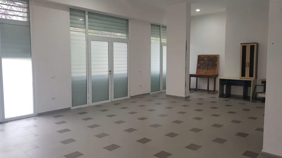 Tirane, shitet dyqan Kati 0, 68 m² (Idriz Dollaku)