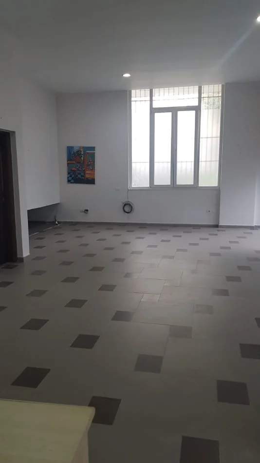 Tirane, shitet dyqan Kati 0, 68 m² (Idriz Dollaku)