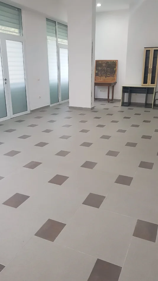 Tirane, shitet dyqan Kati 0, 68 m² (Idriz Dollaku)