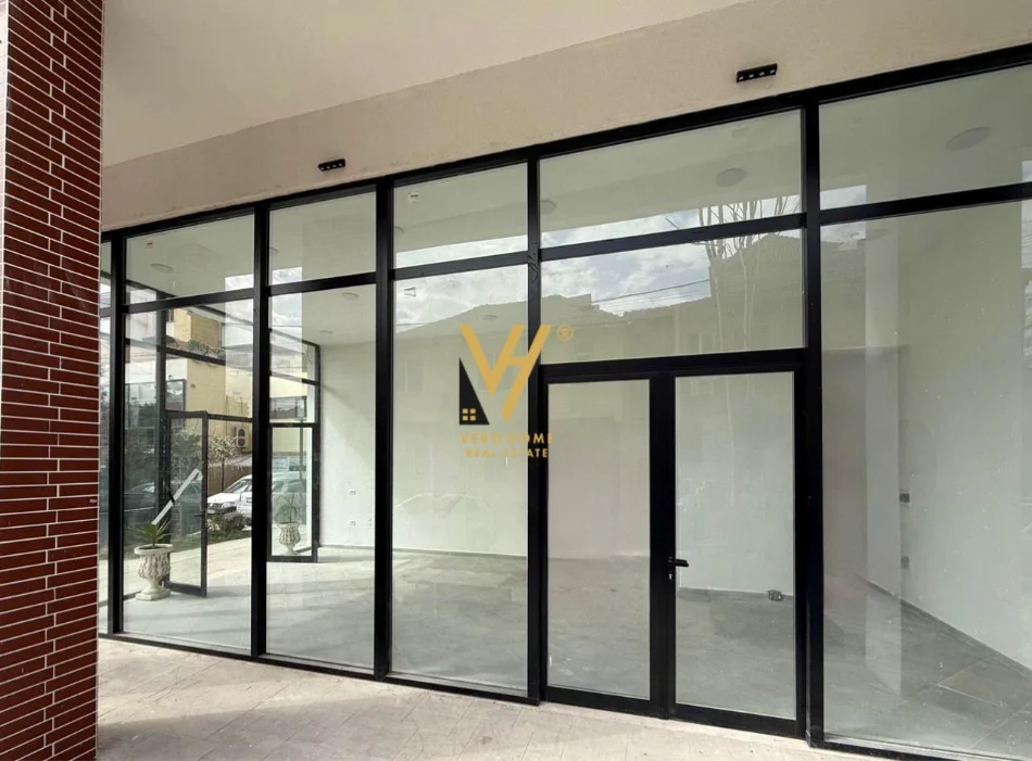 Tirane, jepet me qera ambjent biznesi Kati 0, 45 m² 700 € (PAZARI I RI)