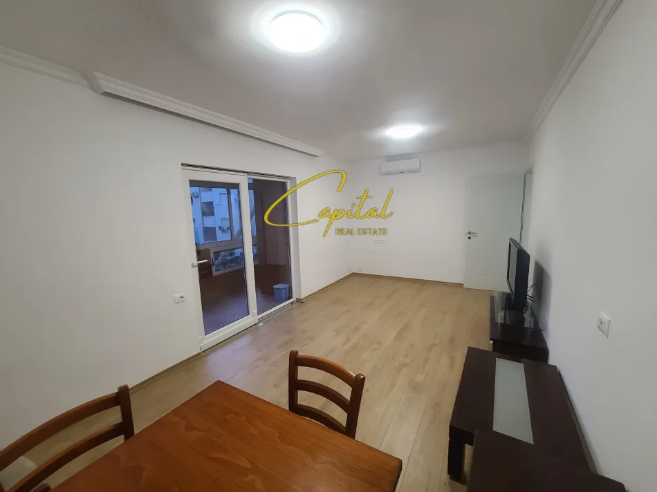 Tirane, jepet me qera zyre Kati 3, 80 m² 1.200 € (PAZARI I RI)