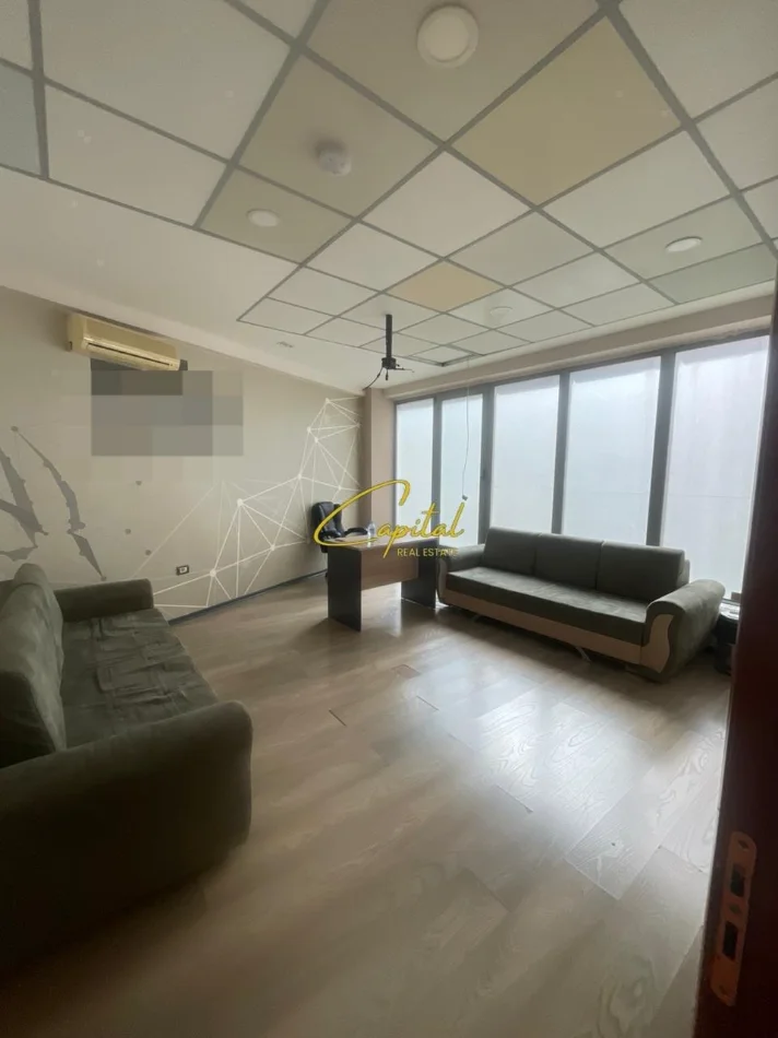 Tirane, jepet me qera zyre Kati 1, 306 m² 3.400 € (RRUGA E DIBRES)