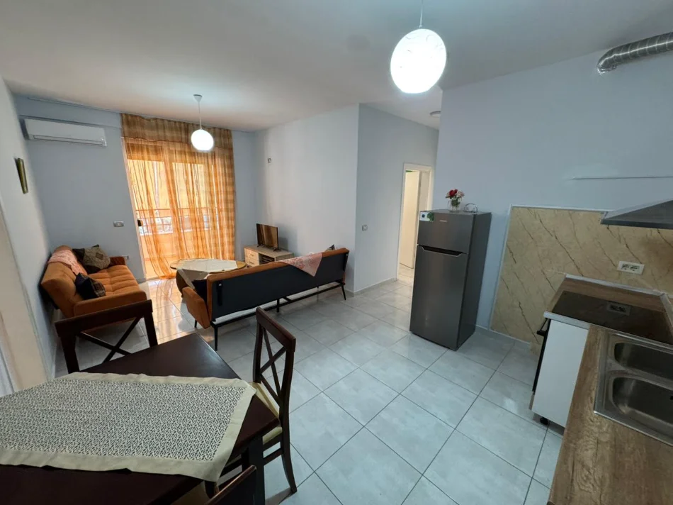Tirane, jepet me qera apartament 3+1 Kati 2, 