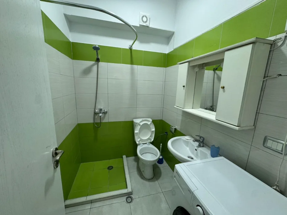 Tirane, jepet me qera apartament 3+1 Kati 2, 