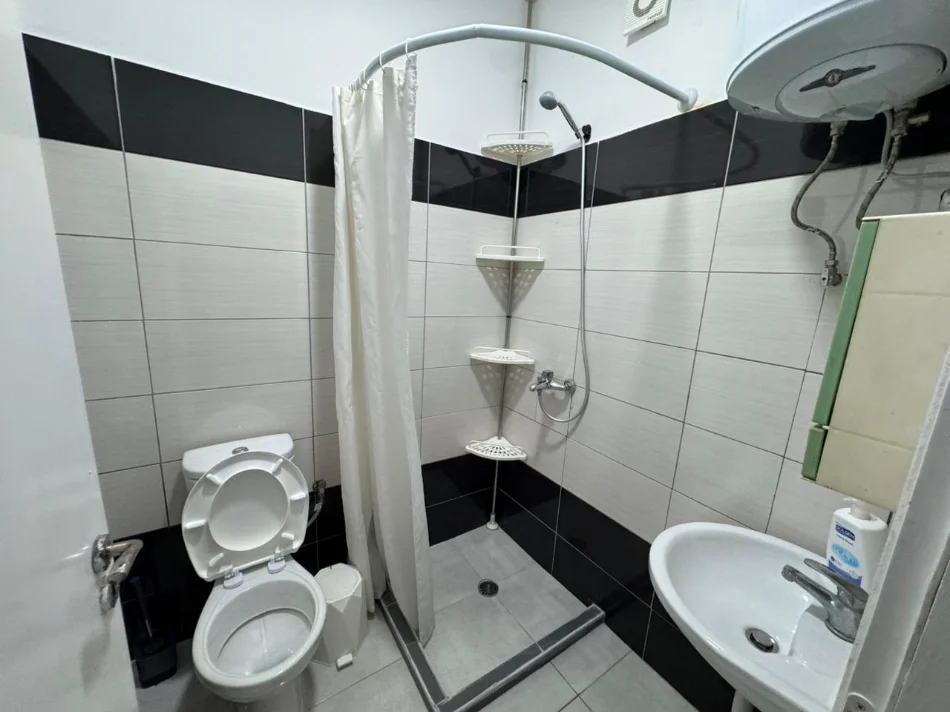 Tirane, jepet me qera apartament 3+1 Kati 2, 