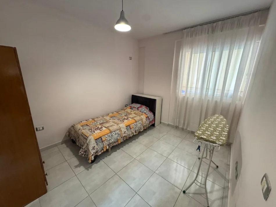 Tirane, jepet me qera apartament 3+1 Kati 2, 
