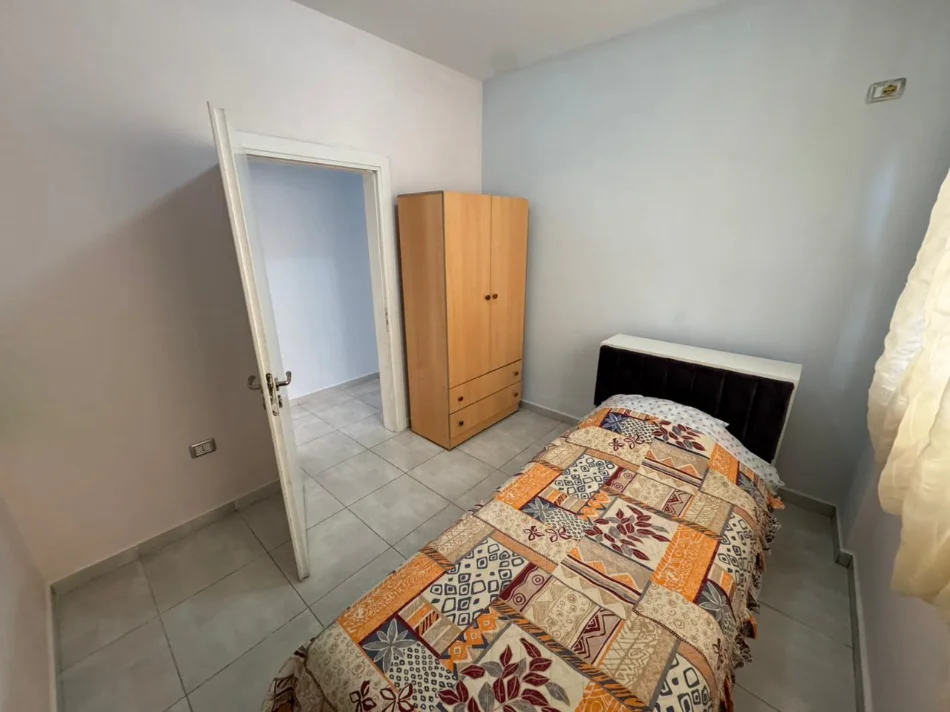 Tirane, jepet me qera apartament 3+1 Kati 2, 