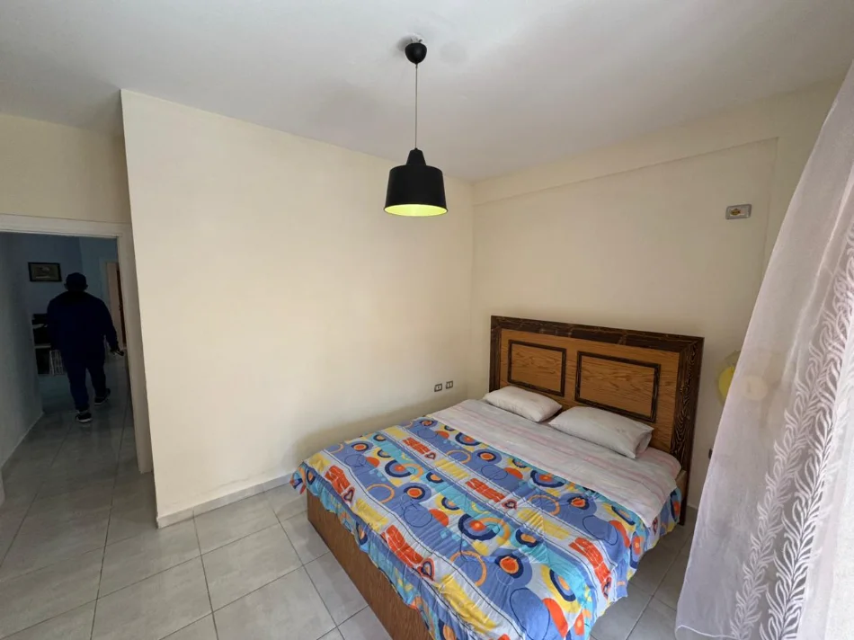 Tirane, jepet me qera apartament 3+1 Kati 2, 
