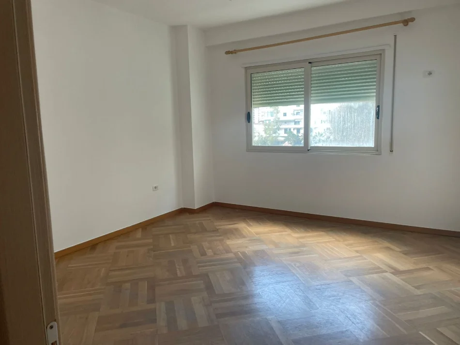 Vlore, jepet me qera apartament 3+1+Ballkon Kati 3, 140 m² 400 € (Bulevardi Ismail Qemali,pran Aulona Park, Vlore)