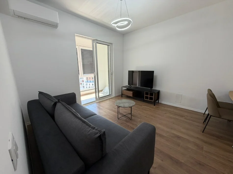 Tirane, jepet me qera apartament 1+1 Kati 9, 600 € 