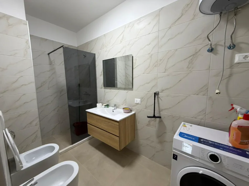 Tirane, jepet me qera apartament 1+1 Kati 9, 600 € 