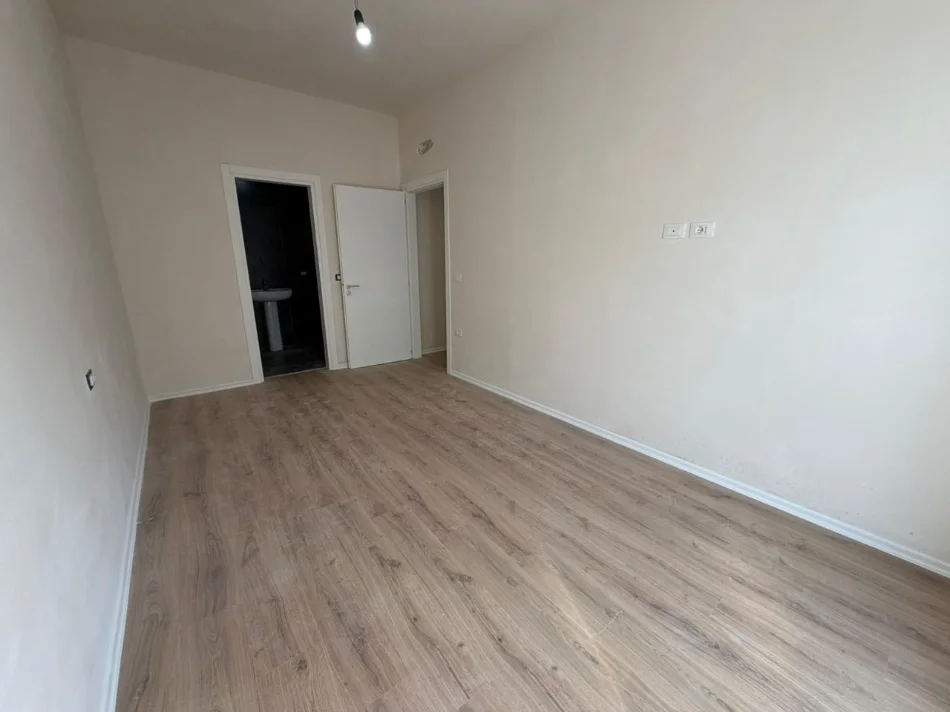 Tirane, shitet apartament 3+1 Kati 4, 124 m² 400.000 € 