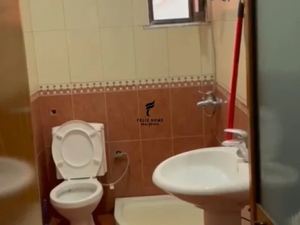 Tirane, jepet me qera apartament 1+1+Ballkon Kati 3, 70 m² 400 € (SELITE)