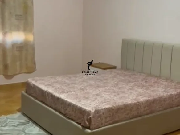 Tirane, jepet me qera apartament 1+1+Ballkon Kati 3, 70 m² 400 € (SELITE)