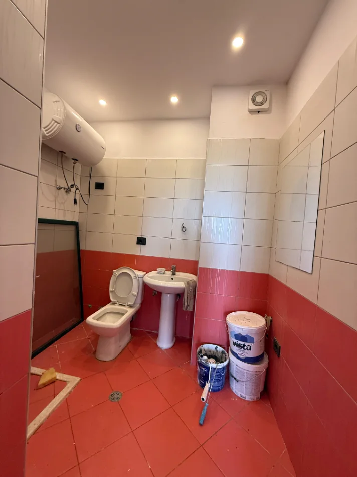 Tirane, shitet 1+1+Ballkon Kati 4, 📍Astir, prane Kompleksit Fratari, Çmimi: 8.900.000 Leke